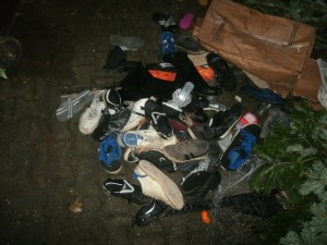 Müll1212 056.jpg (329.42 KiB) 7462 mal betrachtet Nur einen geringen Teil habe ich mitgenommen, aber alleine schon die Menge alter vermüllter Schuhe machte mich an!
