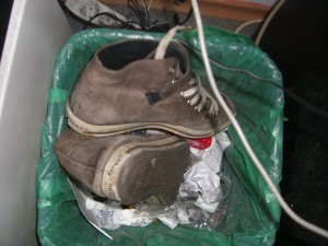 schuhe im müll