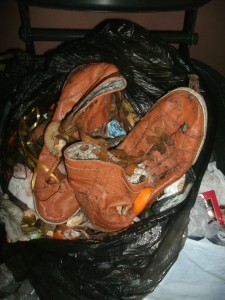 Müll1212 003.jpg (322.52 KiB) 6262 mal betrachtet Die dufteten immer sooo geil nach ihren Füßen und dann dieses "Bad" in stinkenden Küchenabfällen. Wie gemein!!