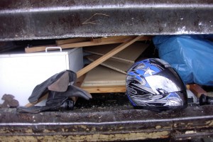 Harir01 069.jpg (277.48 KiB) 8754 mal betrachtet Ich hohem Bogen und mit Wucht wurden die Cowgirlstiefel in die laufende Sperrmüllpresse hinein geschleudert.