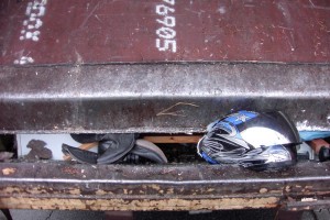 Harir01 070.jpg (263.5 KiB) 9595 mal betrachtet Nach nur einer Sekunde spaltete das Presschild einen daneben liegenden Motorradhelm. Aua!
