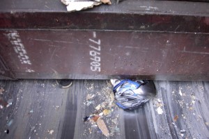 Harir01 074.jpg (250.34 KiB) 9081 mal betrachtet Regendurchweichte Möbelteile wurden regelrecht mit nicht ganz entleerten Farbeimern zusammen und ausgepresst und die Cowgirlstiefel wischten über die undefinierbare Müllbrühe.