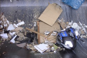 Harir01 078.jpg (300.65 KiB) 8730 mal betrachtet Die Presse öffnete sich wieder und der gepresste Dreck rutschte wieder runter in die Müllschüttung.