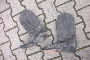 Harir01 112.jpg (273.31 KiB) 8730 mal betrachtet Nachdem ich die Cowgirlstiefel schnell rausgezogen hatte, waren sie auf den ersten Blick noch davongekommen. Doch neben Schrammen und Dreck am Leder zeigte sich auch, dass der eine Metallspann des Stiefels total verbogen war. Es hatte ja auch niemand der Müllpresse gesagt, mit den alten Lieblingen behutsam umzugehen. Grins!