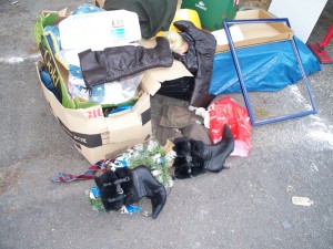 Genau genommen, bestand eigentlich der ganze Haufen aus Altpapier und Restmüll, denn alles hätte leicht in die Tonnen geworfen werden können.