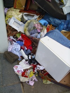 Janine06 170.jpg (393.75 KiB) 21593 mal betrachtet Ich ging um den großen Haufen herum und traute meinen Augen nicht.