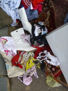 Janine06 171.jpg (417.45 KiB) 21592 mal betrachtet Da hatte doch eines dieser Girlies völlig schamlos seinen Intimmüll offen neben den Eingangsbereich geschmissen.