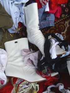 Janine06 172.jpg (396 KiB) 21980 mal betrachtet Alte Buffalostiefeletten warteten da auf den Hausmeister, die barmherzige Müllabfuhr, oder auf einen "Liebhaber".