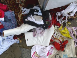 Janine06 174.jpg (381.17 KiB) 21573 mal betrachtet Eine Unmenge verschlissener sexy Girlietangas lag nun im Eingangsbereich eines Wohnblocks, wo sie doch eigentlich diskret verpackt in einer undurchsichtigen Mülltüte im Müllcontainer entsorgt gehören.