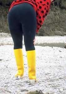 IMG0007.jpg (149.82 KiB) 11602 mal betrachtet Das erste mal in den neuen Absatzgummistiefeln: "Bin ich nicht hübsch in meinen neuen hohen Gummistiefelchen"