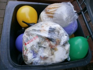 Müll0213 014.jpg (296.58 KiB) 4927 mal betrachtet Der erste siffige Küchenmüllbeutel liegt schon drauf. Da kommt noch viel mehr Dreck hinzu und dann werden die alten Ballons auch ohne sie kaputt zu machen genauso platt sein wie die schon geplatzten!