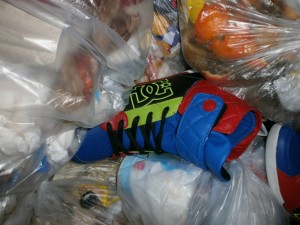 Kaum im Müllcontainer gelandet und schon liegt der erste Dreck drauf. Es gibt keine Gnade, - auch diesmal nicht!