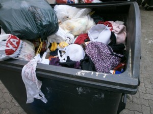 Müll0113 017.jpg (288.74 KiB) 5605 mal betrachtet Zerwühlter und schon vom Dreck versiffte sexy Frauenlumpen.