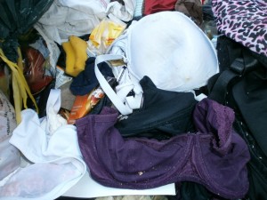 Müll0113 021.jpg (285.23 KiB) 6433 mal betrachtet Die ganze abgetragene Wäsche verdreckt und versaut, denn ein paar offene Mülltüten hatten schon ihren Dreck über die Lumpen verteilt.