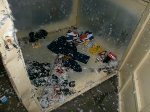 Müll0113 029.jpg (286.06 KiB) 6426 mal betrachtet Ich konnte mich nicht beherrschen und habe den Mechanismus der Einwurfklappe betätigt um die alten Nikes einzuwerfen. Doch worein? Grins!