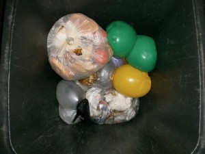 Müll0213 023.jpg (285.93 KiB) 4520 mal betrachtet Es wäre wirklich unnötige Arbeit gewesen, die Ballons alle kaputt zu machen. Das Müllgewicht schafft genug Platz für unseren Dreck, bis die Müllabfuhr kommt.