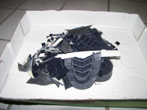 Fertig nur ein kleines häufchen Gummischnitzel bleibt übrig von so einem schönen blauen glänzenden Gummistiefel
