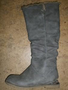 Ein süßer kuschelweicher Winterstiefel - total kaputt.