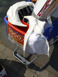 Marina07 056.jpg (407.41 KiB) 8514 mal betrachtet Erst vor wenigen Minuten, hatte ein Mädel seine Stiefel hier achtlos hingeworfen.