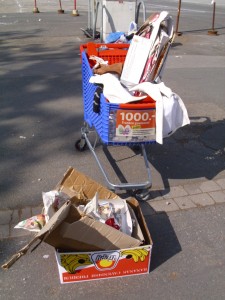 Marina07 060.jpg (396.87 KiB) 8155 mal betrachtet Die Müllabfuhr war schon zu hören.