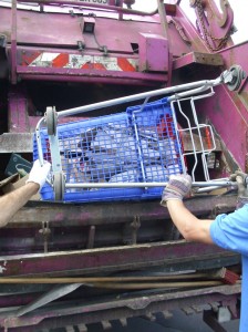 Mit Schwung landete der volle Einkaufswagen in der Müllschüttung.