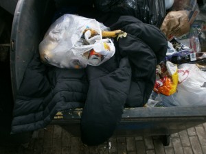 Wären da noch weitere fette Mülltüten drauf geworfen worden, dann wäre die Jacke wie der ganze andere Abfall auch durchs Müllgewicht tiefer in den Container gesackt und auch der Ärmel hätte wohl nicht mehr rausgehangen.