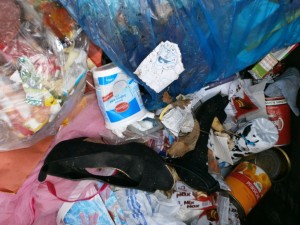 Was für einen Siff und Dreck da im Müll: Verlatschte und verkäste alte Schuhe und in den zweiten steckten Kartoffelschalen und - Spielkarten!