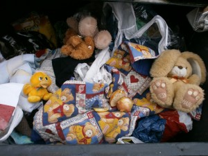 Müll0213 053.jpg (292.02 KiB) 5076 mal betrachtet Babydecke und süße Stofftiere ab in den Dreck. Das ist übel!