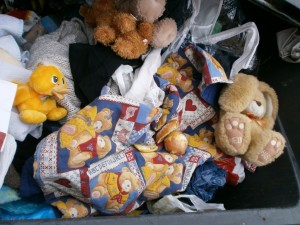 Müll0213 054.jpg (317.08 KiB) 5076 mal betrachtet Schon lag ein halbes Brötchen und eine faulige Zwiebel auf der zum Müll verurteilten Babydecke. Der nette Hase, der nun bald der Müllabfuhr gehört hätte - lächelt noch!