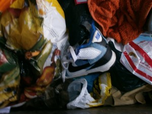 Müll0213 057.jpg (256.35 KiB) 5901 mal betrachtet Oben am Schaft total zerfressen, aber ansonsten kaum getragen. Der arme blöde Hund dürfte wohl Dresche gekriegt haben!