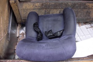 Maria02 046.jpg (268.29 KiB) 8093 mal betrachtet Mit Schwung wurde der alte Sessel mit den superspitzen Stiefeln in die Müllschüttung geschleudert.