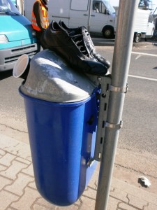 Ich traute meinen Augen nicht und ein Orangener Engel von der Stadtreinigung schwirrte auch schon herum.