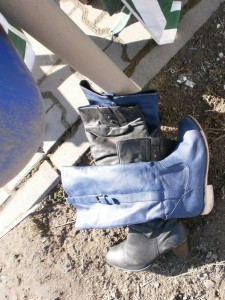 Süße Girly-Winterstiefel warten auf die Orangenen Engel von der Straßenreinigung.