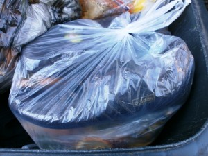 Müll0213 173.jpg (284.53 KiB) 5170 mal betrachtet Geile Sneakers hygienisch im Küchenmüllbeutel verpackt. Ein entwürdigendes Ende für solch geile Teile.