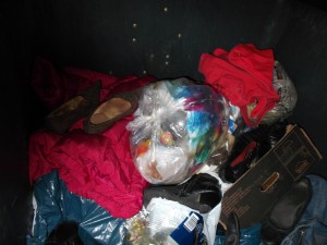 Es wird Zeit, einmal zu sehen, was da überhaupt so alles in diesem Müllcontainer rumliegt. Beinahe verliert man den Überblick.