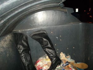 Die ganzen geilen Frauenabfälle lagen lose und verstreut in der Mülltonne, ohne durchwühlt worden zu sein. Ich fand daneben eine Klappkiste und darin hat sie wohl ihren Müll aus der Wohnung zum Müllcontainer gebracht. Dann hat sie wohl jedes Teil paarweise sich noch letztmals betrachtet und dann in den Müllcontainer geschmissen.