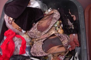 Man kann es gut erkennen, dass eine Ballerina (unten) dunkel ist wg. durchdrungener Müllbrühe und die andere noch relativ trocken; gestunken haben beide.