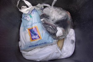 Hygienisch verpackt, landeten die Stiefel in einer &quot;sauberen&quot; Mülltonne; - ein ganz gewöhnlicher Anblick.