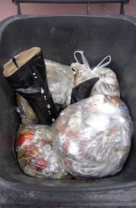 Immer neue fette Müllbeutel lassen den ganzen Dreck unter dem Gewicht zusammensacken und auch die Stiefel versacken.