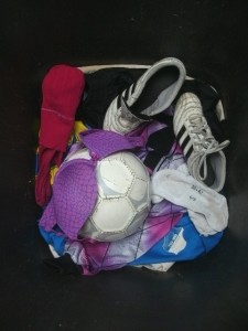 Müll0914 005.jpg (143.54 KiB) 4932 mal betrachtet Der kaputte schlaffe Fußball dürfte dem Pressmüllauto ebensowenig "Mühe" machen wie Tamaras ausgediente Fußballschuhe und ihr echt süßer ausrangierter BH.