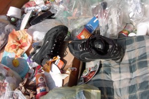 Luzifer01 050.jpg (266.88 KiB) 9780 mal betrachtet Jetzt entdeckte ich ein kleines Loch, was der kleine Zeh der Frau beim Tragen reingerissen hatte, aber deswegen diese geilen "Shox" wegschmeißen?