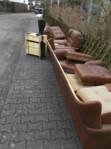 Müll0315 001.jpg (599.32 KiB) 6035 mal betrachtet Da wartete einiges an Arbeit auf die Orangenen Engel!