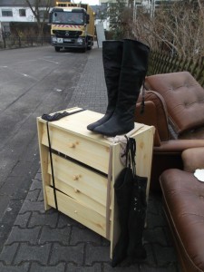Müll0315 003.jpg (527.62 KiB) 6035 mal betrachtet Ob die Sperrmüllabfuhr sich solch eine Frechheit bieten lassen würde: einen vollen schweren Schuhschrank?!