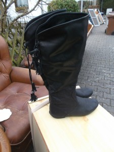 Müll0315 006.jpg (539.19 KiB) 6035 mal betrachtet So süße geile Stiefel nur noch wenige Augenblicke vor ihrer Entsorgung!