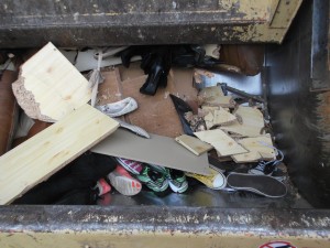 Müll0315 037.jpg (7.33 MiB) 14861 mal betrachtet Die arme Nylon versucht immer noch tapfer einen Schrank zusammen zu halten, der schon gar nicht mehr existiert. Hihi!