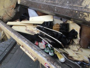 Müll0315 042.jpg (615.7 KiB) 14861 mal betrachtet Eine zugegebenermaßen sehr brutale Art und Weise einen Schuhschrank "auszuräumen". Hehe!