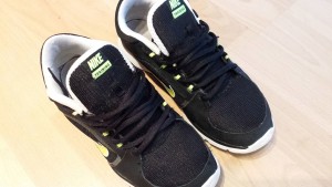 Nike mit schwarzer Schnürung