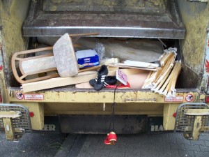 Müll0312 024.jpg (132.31 KiB) 6241 mal betrachtet Lieblos wurde das "Kleingerümpel" noch schnell hinten in die volle Müllschüttung des Pressmüllautos geschmissen.