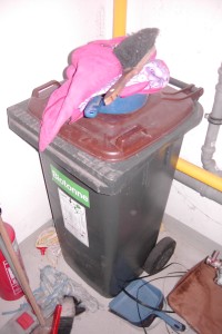 Mal kurz den &quot;Dreck&quot; auf der Mülltonne im Putzraum abgestellt und feucht durchwischen. Später würde sie sich um die Entsorgung kümmern können.