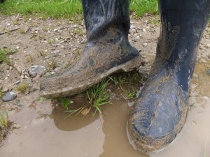 Igitt!! Ich glaub', mein einer Stiefel ist undicht! Da wird's nass drin!